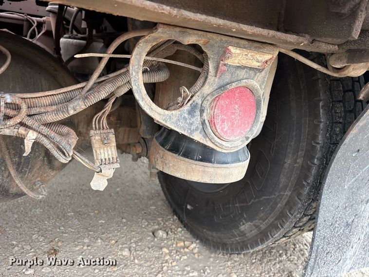 image for item ES8213 2010 Peterbilt 386 winch truck