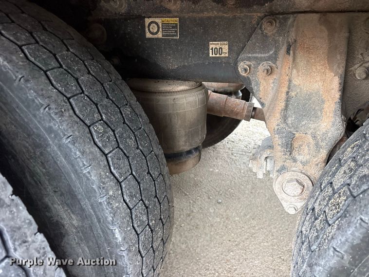 image for item ES8213 2010 Peterbilt 386 winch truck