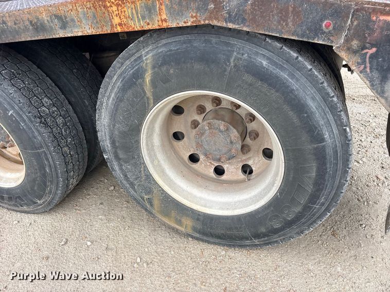 image for item ES8213 2010 Peterbilt 386 winch truck
