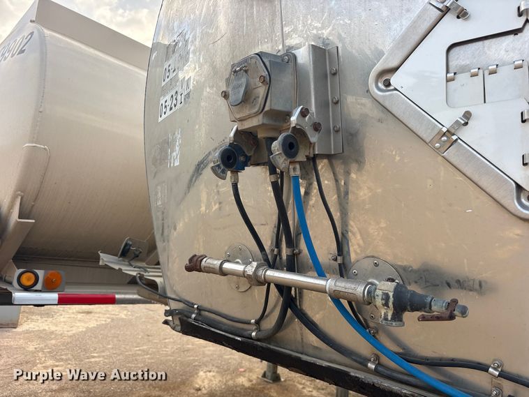 image for item ET0410 1996 Polar Tank  fuel trailer