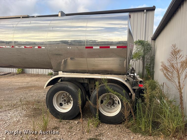 image for item ET0411 1999 Polar Tank fuel trailer
