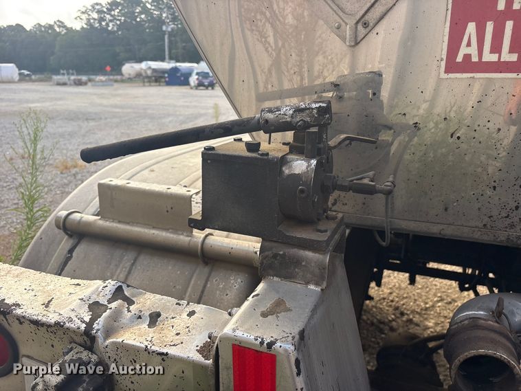 image for item ET0411 1999 Polar Tank fuel trailer
