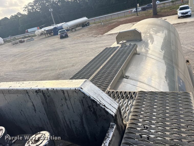 image for item ET0411 1999 Polar Tank fuel trailer