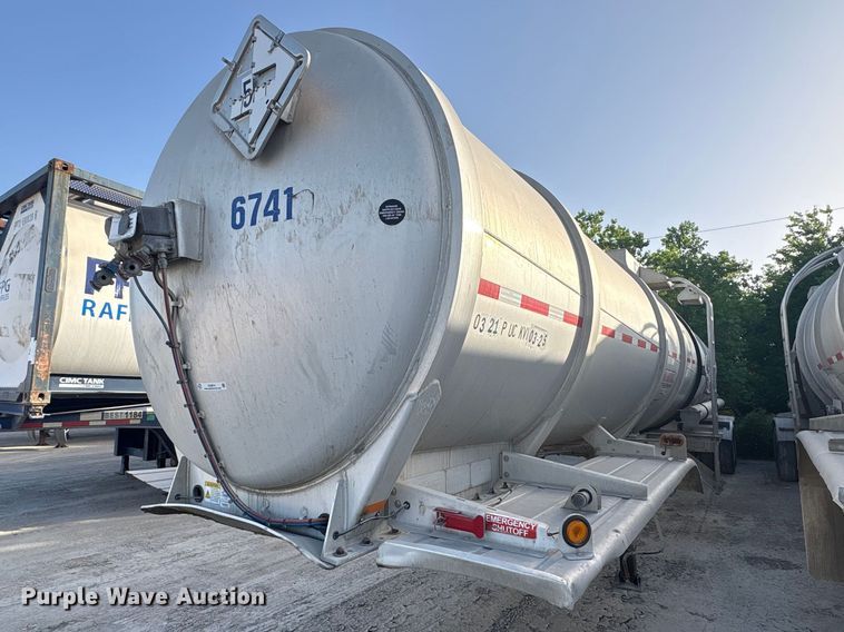 2013 Heil Trailer International fuel trailer