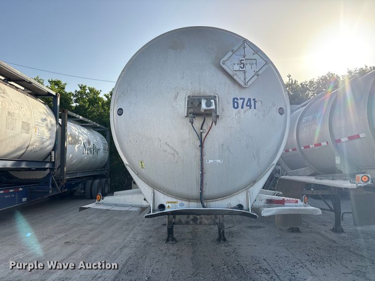 image for item EU0814 2013 Heil Trailer International fuel trailer