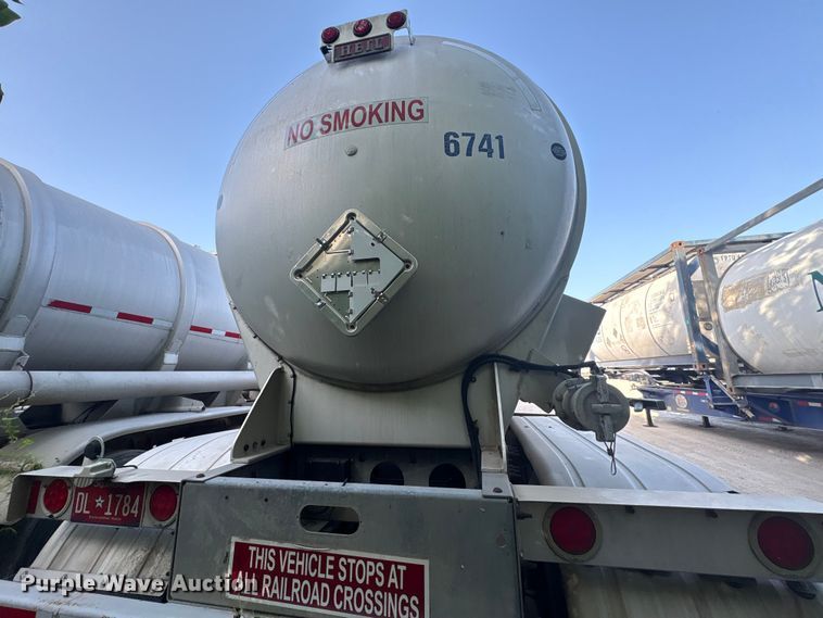 image for item EU0814 2013 Heil Trailer International fuel trailer