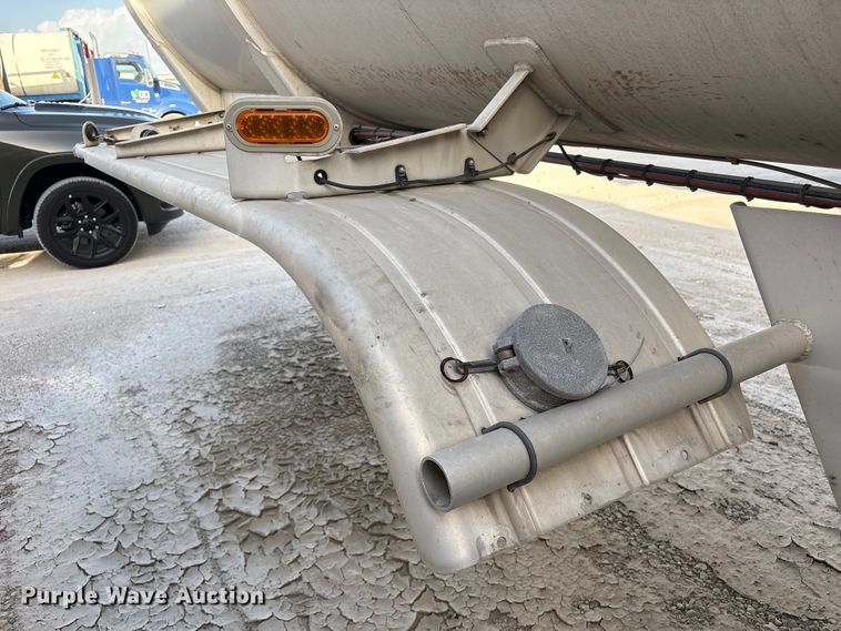 image for item EU0814 2013 Heil Trailer International fuel trailer