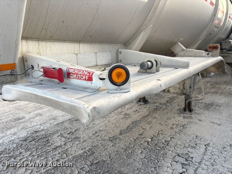 image for item EU0814 2013 Heil Trailer International fuel trailer
