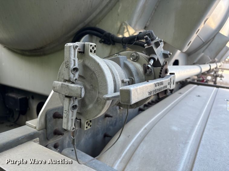 image for item EU0814 2013 Heil Trailer International fuel trailer