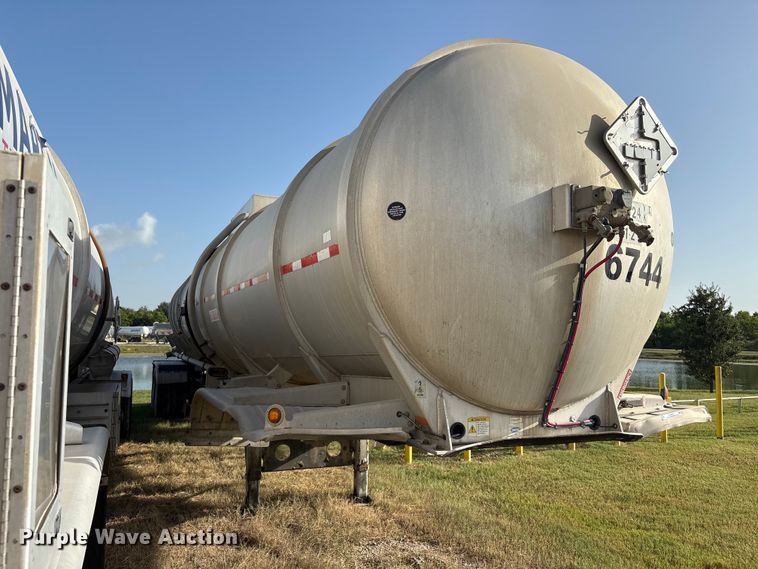 image for item EU0815 2013 Heil Trailer International fuel trailer