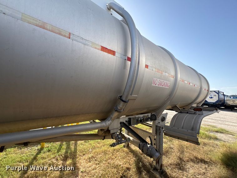 image for item EU0815 2013 Heil Trailer International fuel trailer