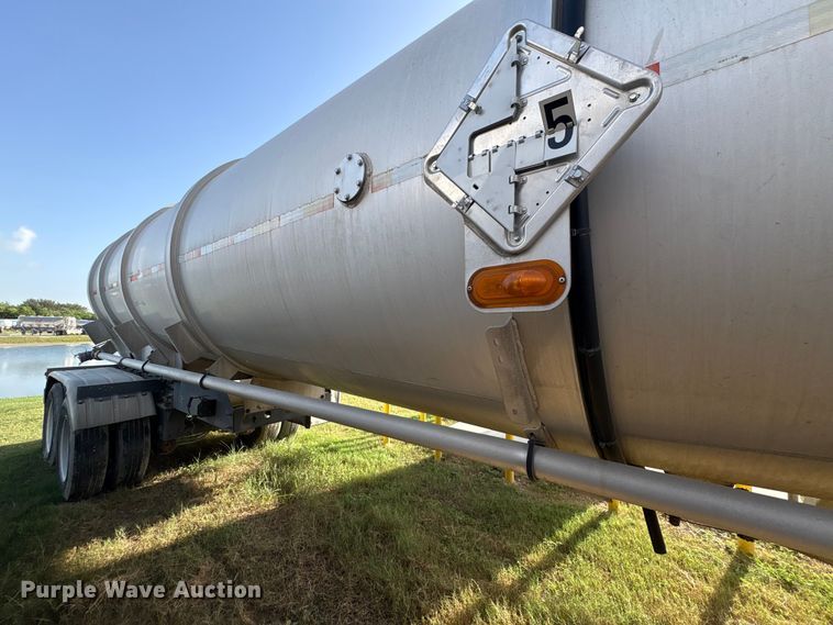 image for item EU0815 2013 Heil Trailer International fuel trailer