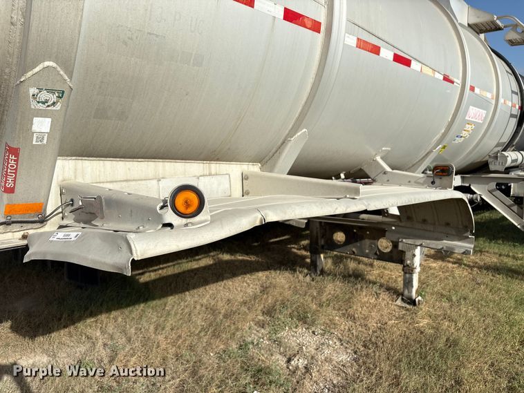 image for item EU0815 2013 Heil Trailer International fuel trailer