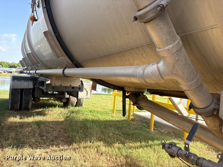image for item EU0815 2013 Heil Trailer International fuel trailer