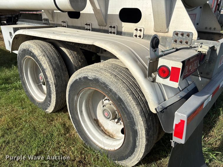 image for item EU0815 2013 Heil Trailer International fuel trailer