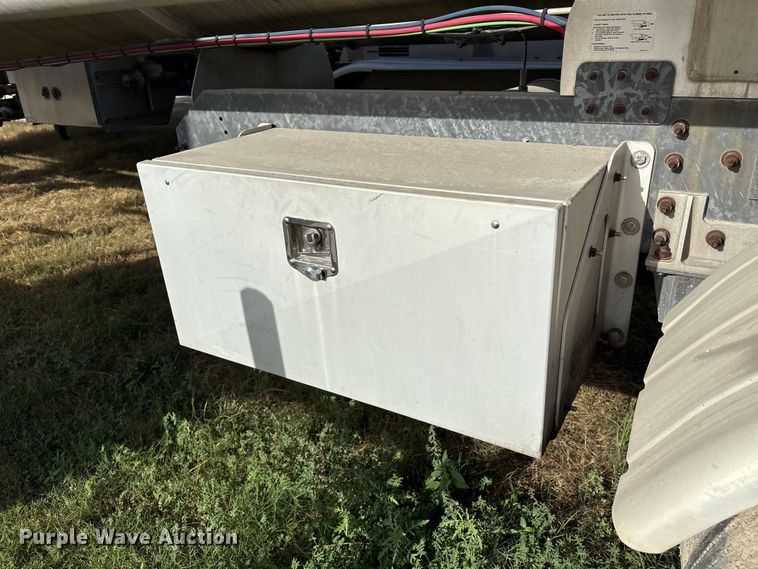 image for item EU0815 2013 Heil Trailer International fuel trailer