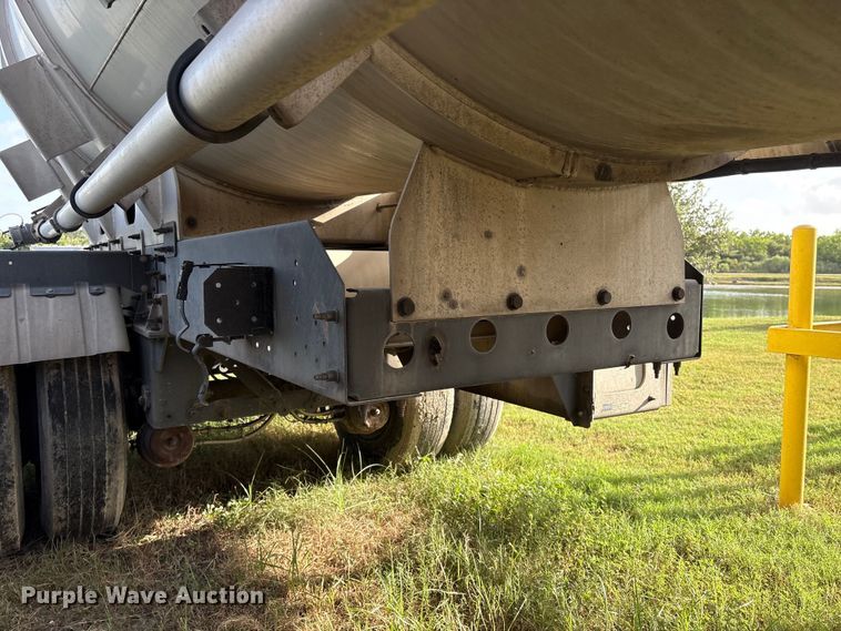image for item EU0815 2013 Heil Trailer International fuel trailer