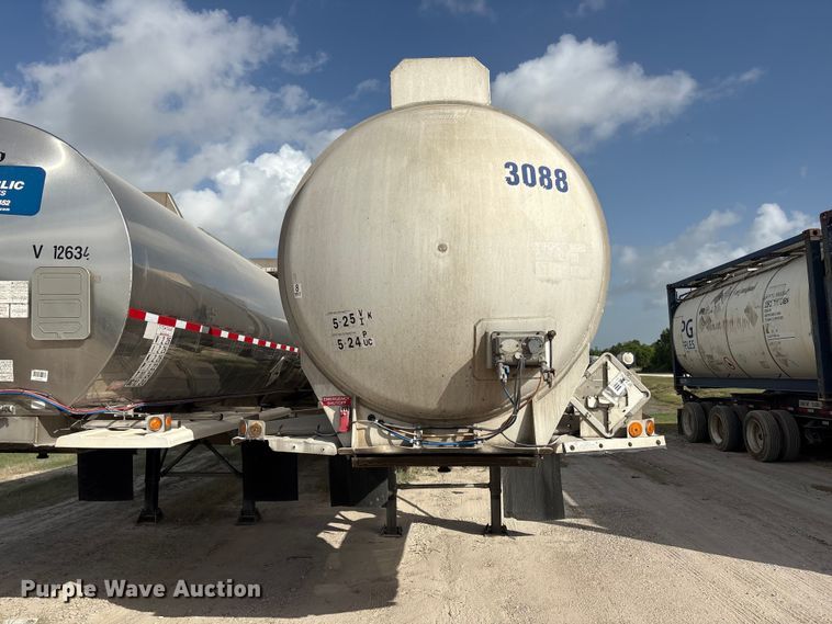 image for item EU0817 1992 Trailmaster fuel trailer