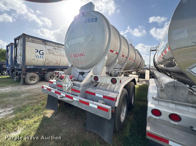 image for item EU0817 1992 Trailmaster fuel trailer