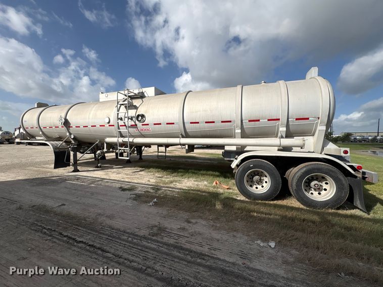 image for item EU0817 1992 Trailmaster fuel trailer