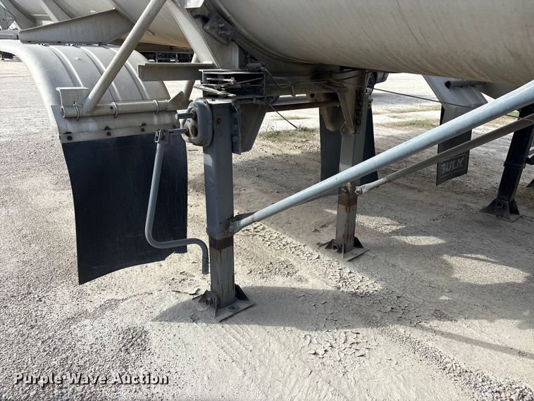 image for item EU0817 1992 Trailmaster fuel trailer