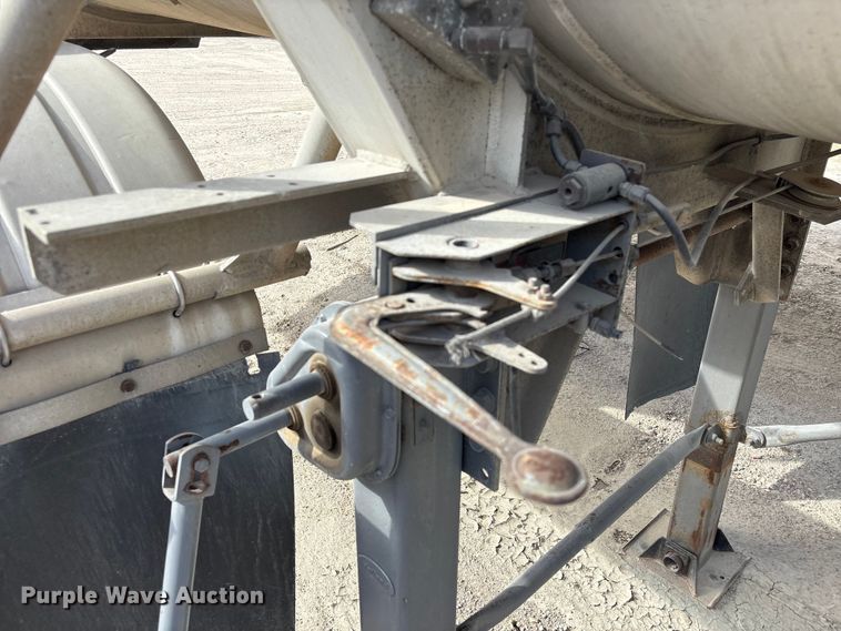 image for item EU0817 1992 Trailmaster fuel trailer