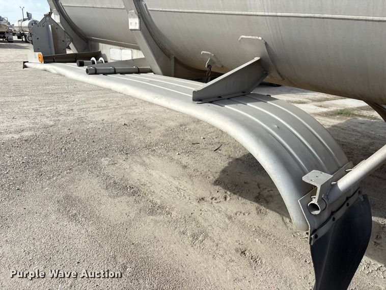 image for item EU0817 1992 Trailmaster fuel trailer