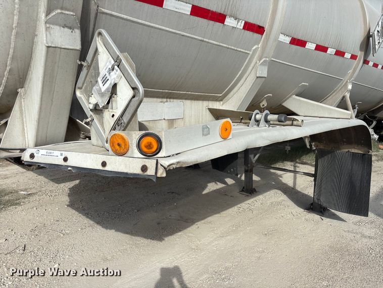 image for item EU0817 1992 Trailmaster fuel trailer