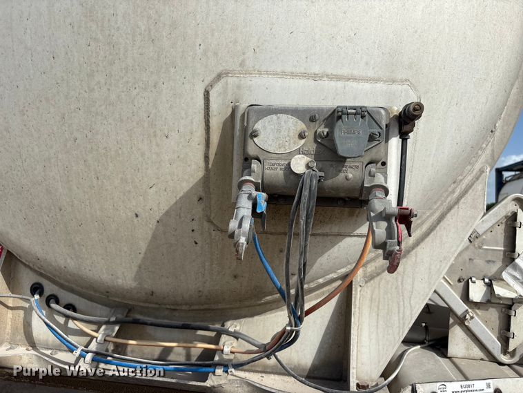 image for item EU0817 1992 Trailmaster fuel trailer