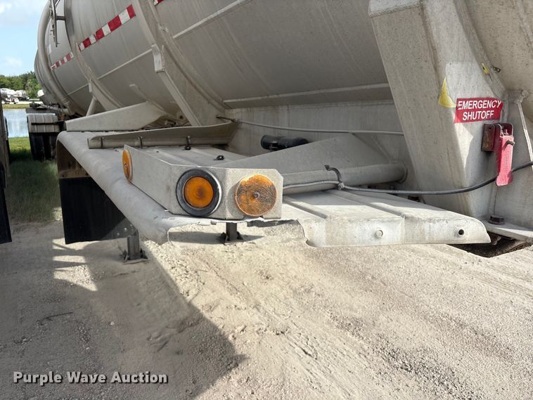 image for item EU0817 1992 Trailmaster fuel trailer
