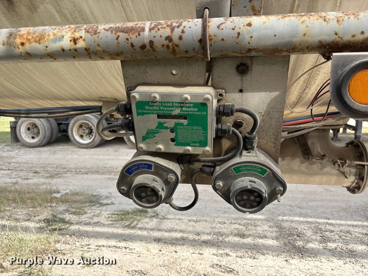 image for item EU0817 1992 Trailmaster fuel trailer