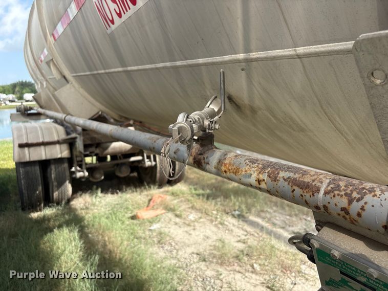 image for item EU0817 1992 Trailmaster fuel trailer