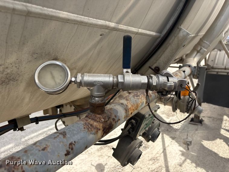 image for item EU0817 1992 Trailmaster fuel trailer