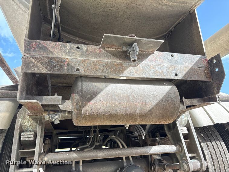 image for item EU0817 1992 Trailmaster fuel trailer