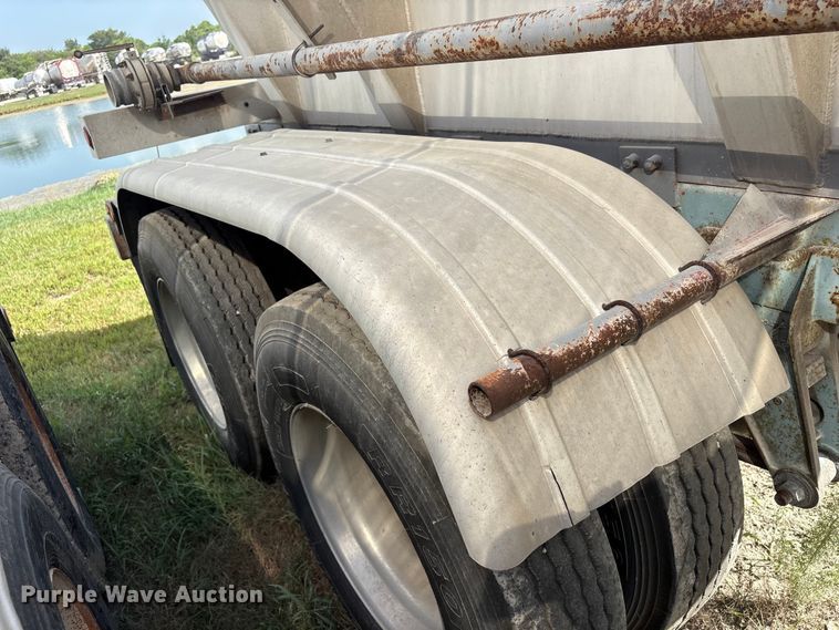 image for item EU0817 1992 Trailmaster fuel trailer