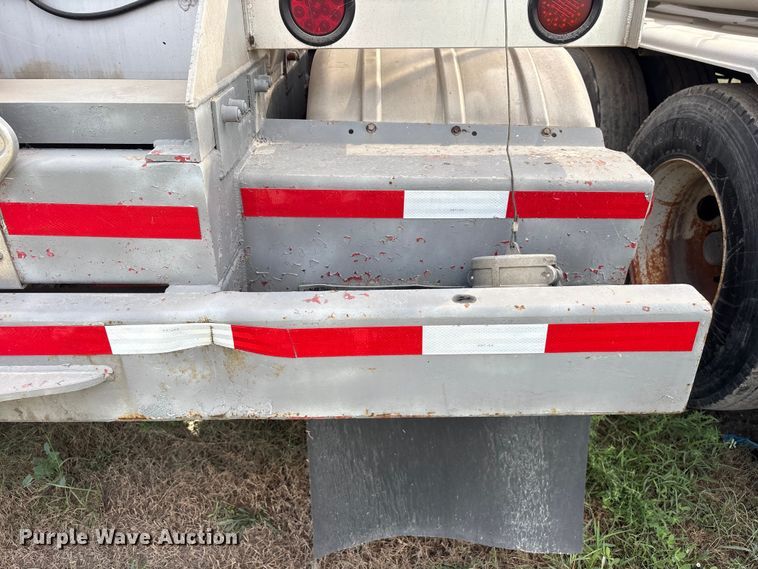 image for item EU0817 1992 Trailmaster fuel trailer