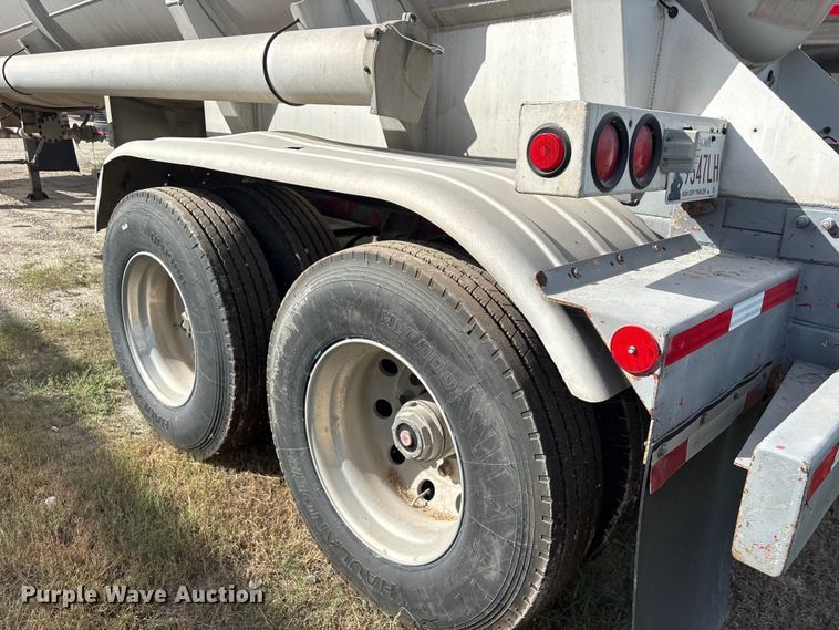 image for item EU0817 1992 Trailmaster fuel trailer