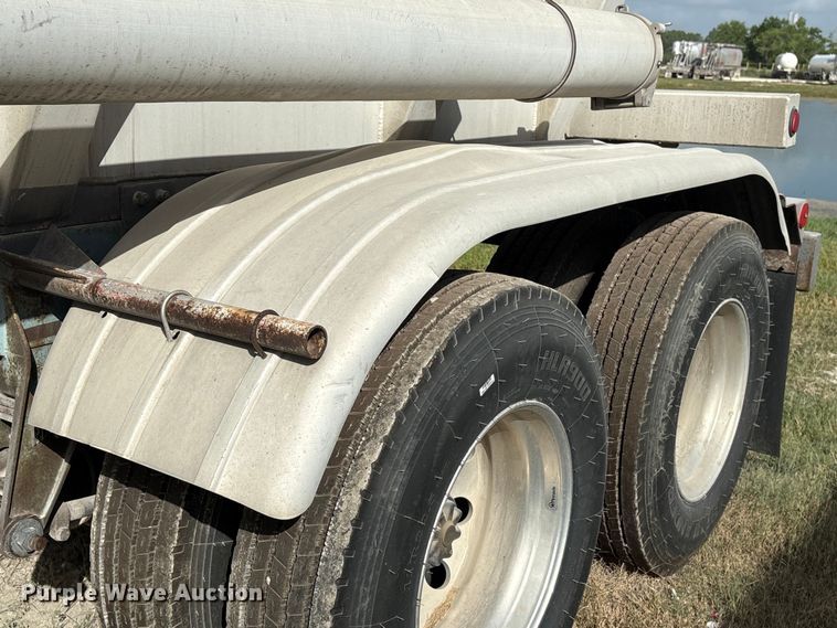 image for item EU0817 1992 Trailmaster fuel trailer