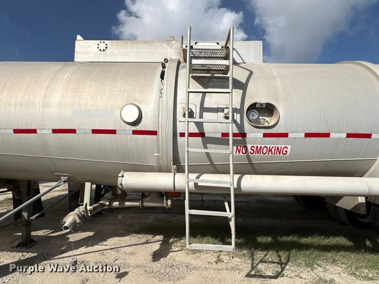 image for item EU0817 1992 Trailmaster fuel trailer