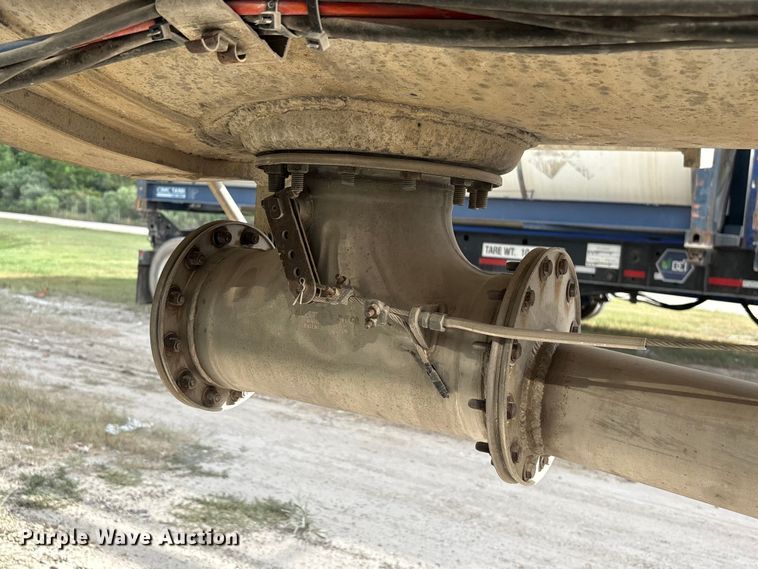 image for item EU0817 1992 Trailmaster fuel trailer