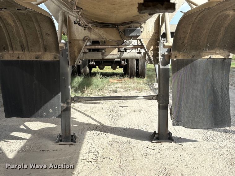 image for item EU0817 1992 Trailmaster fuel trailer