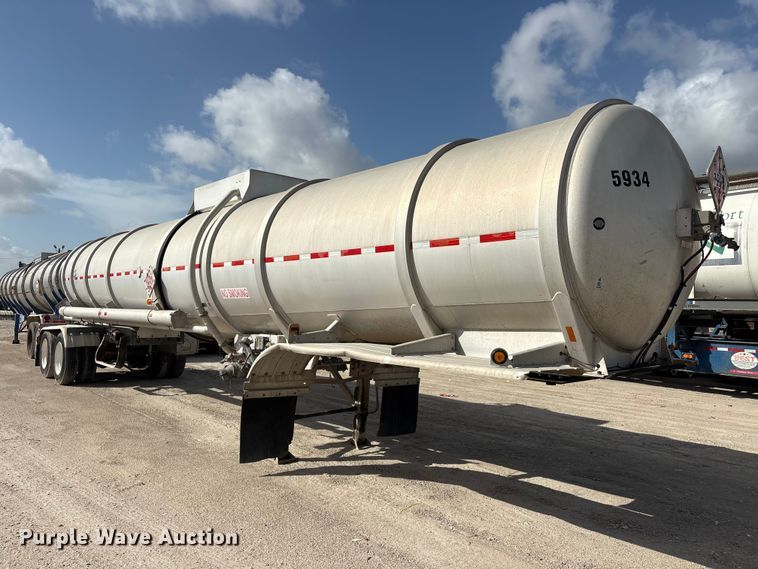 image for item EU0818 2013 Heil Trailer International fuel trailer