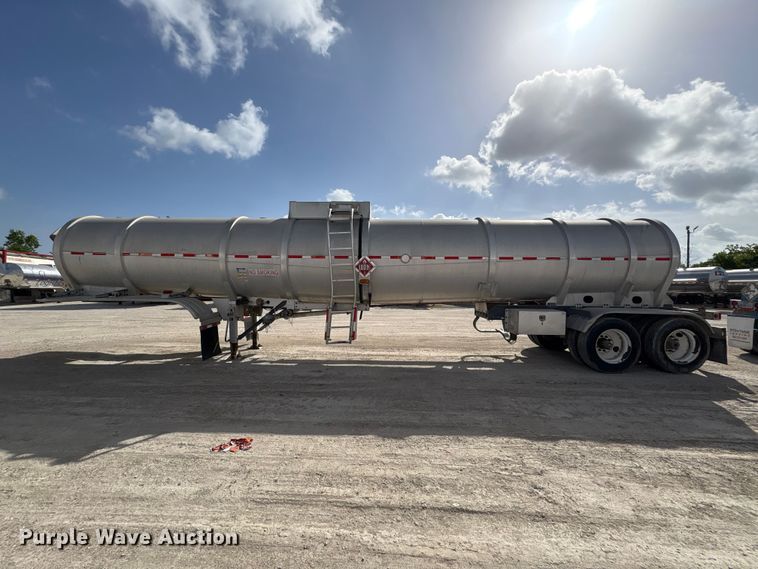 image for item EU0818 2013 Heil Trailer International fuel trailer
