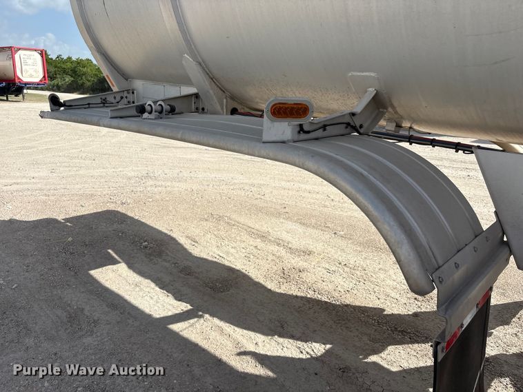 image for item EU0818 2013 Heil Trailer International fuel trailer
