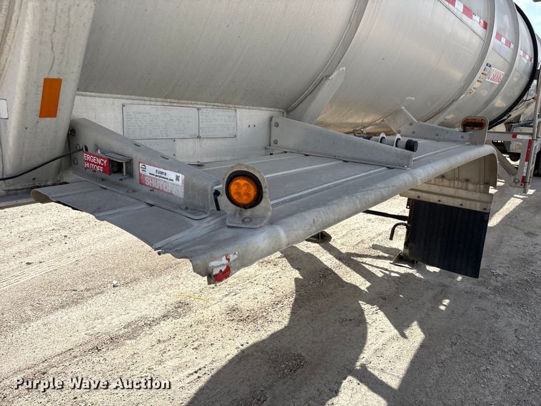 image for item EU0818 2013 Heil Trailer International fuel trailer