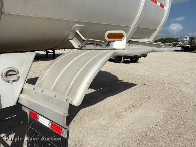 image for item EU0818 2013 Heil Trailer International fuel trailer