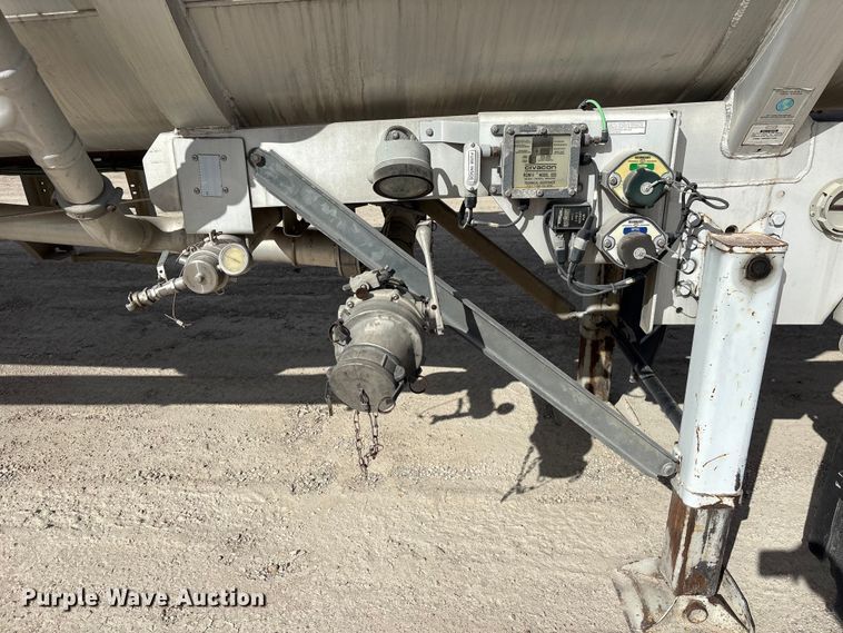image for item EU0818 2013 Heil Trailer International fuel trailer