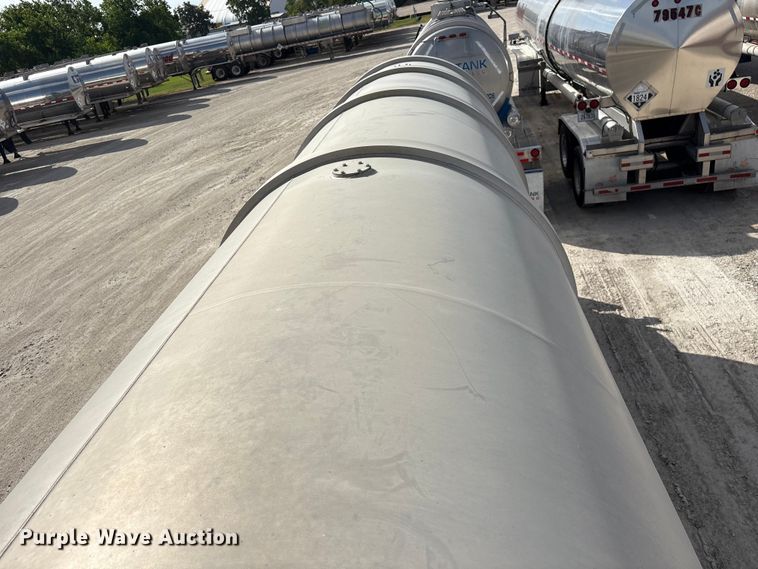 image for item EU0818 2013 Heil Trailer International fuel trailer