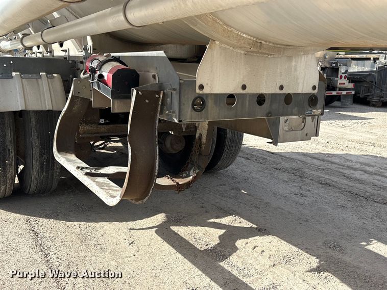 image for item EU0818 2013 Heil Trailer International fuel trailer