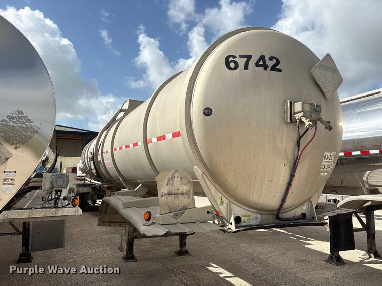 image for item EU0819 2013 Heil Trailer International fuel trailer